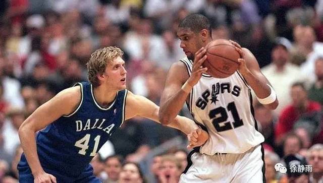 赵心童社媒晒与王楚钦合影：冠军拿到手软吧.