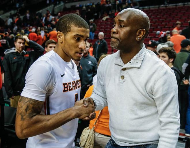 他在防守端 他在防守端